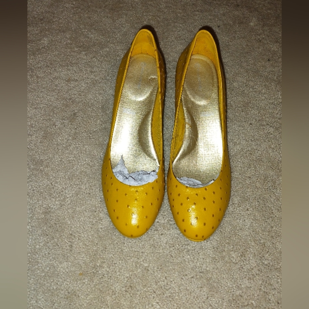 Rockport Ostrich Yellow Leather 10 M Pumps. NWOT